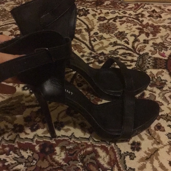 Black heels with ankle strap - Picture 2 of 4